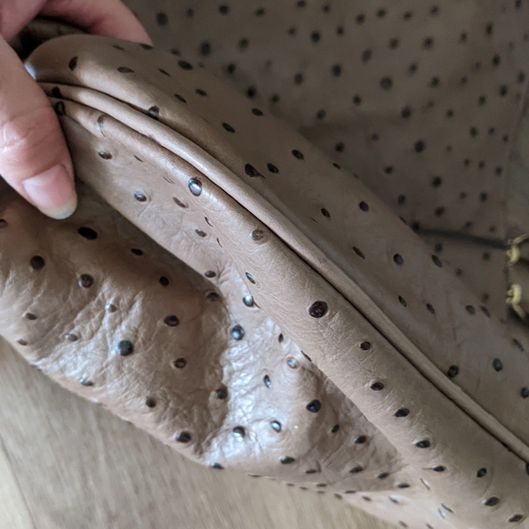 GILI🔥 Ostrich Embossed Hobo Bag - Picture 14 of 17